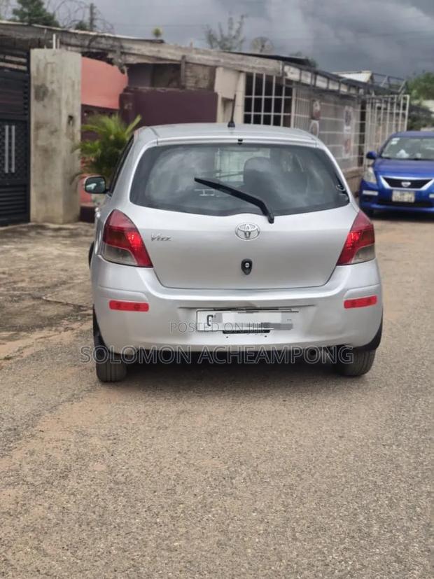 Toyota Vitz 1.0 FWD 5dr 2010 Gray