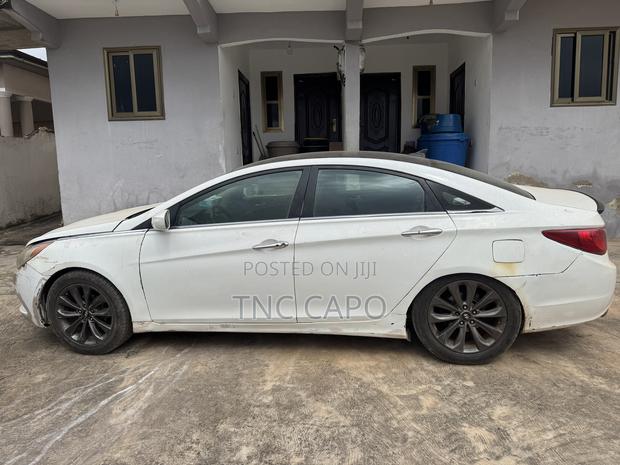 Hyundai Sonata SE 2.0T Sedan FWD (2.0L 4cyl 6A) 2012 White
