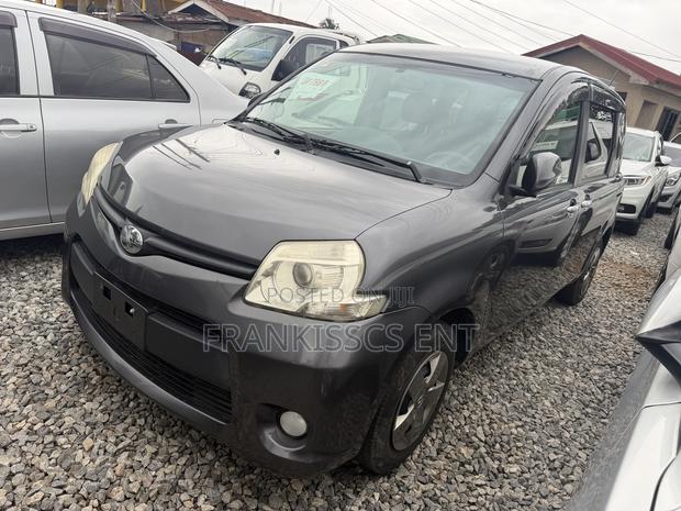 Toyota Sienta 1.5 FWD 2012 Gray