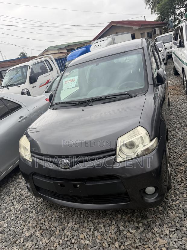 Toyota Sienta 1.5 FWD 2012 Gray