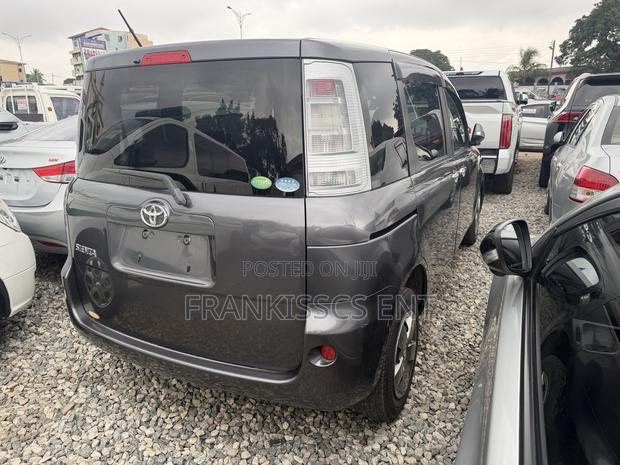 Toyota Sienta 1.5 FWD 2012 Gray