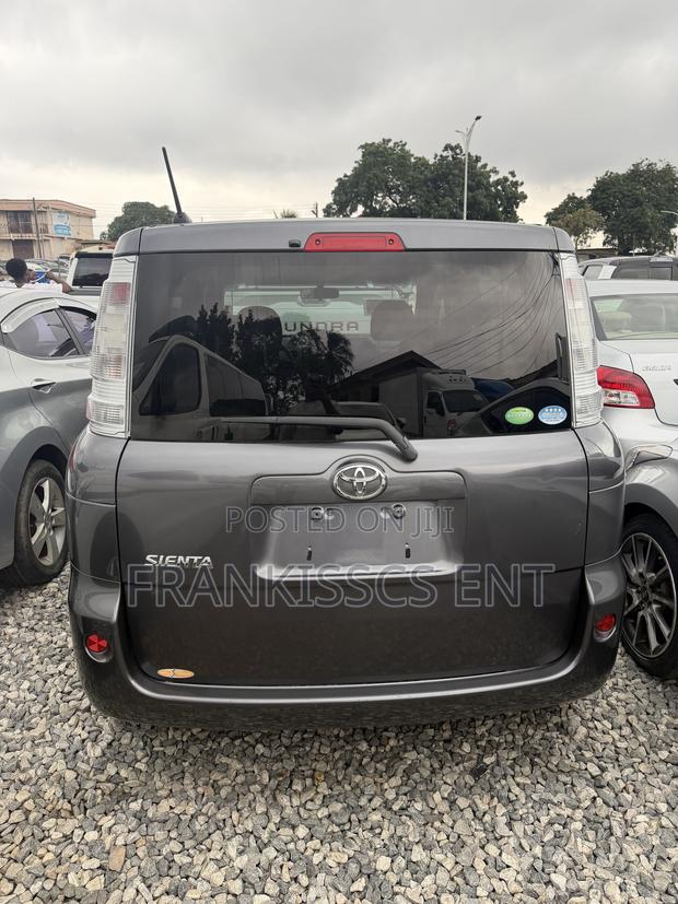 Toyota Sienta 1.5 FWD 2012 Gray
