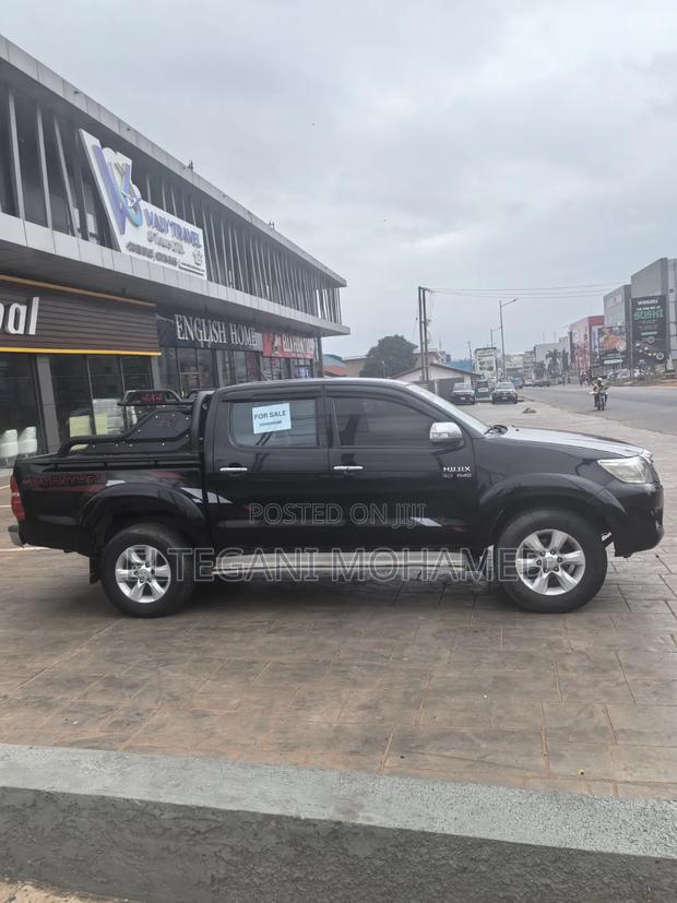 Toyota Hilux 2015 Black