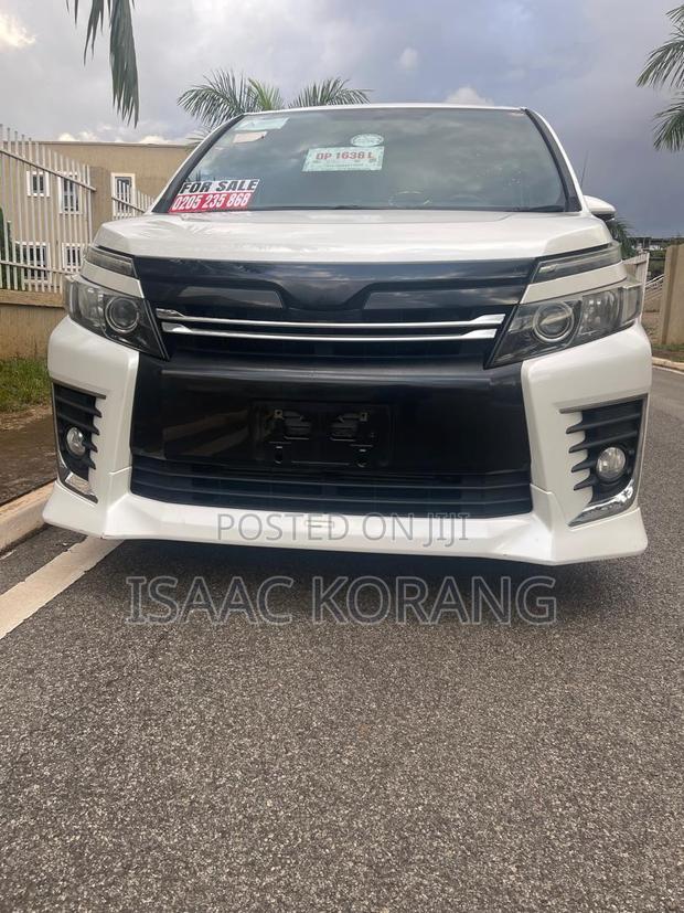 Toyota Voxy V 2WD 8-Seater 2015 White