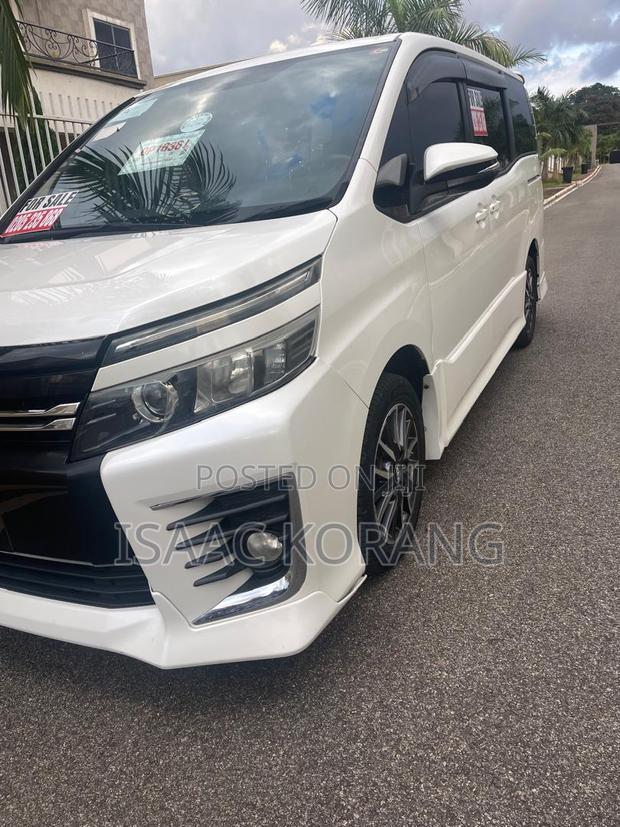 Toyota Voxy V 2WD 8-Seater 2015 White