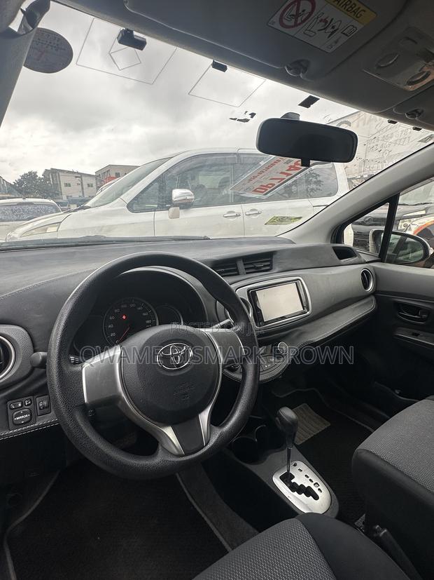 Toyota Vitz 2013 Silver