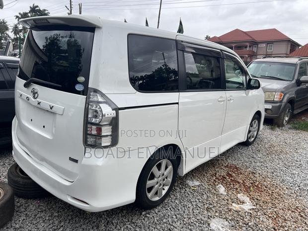Toyota Voxy 2013 White