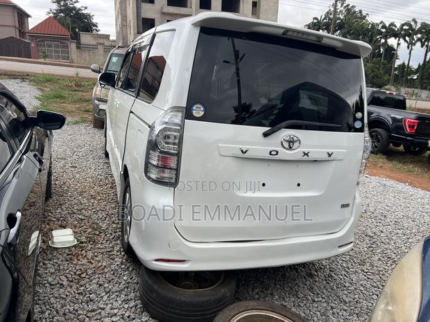 Toyota Voxy 2013 White