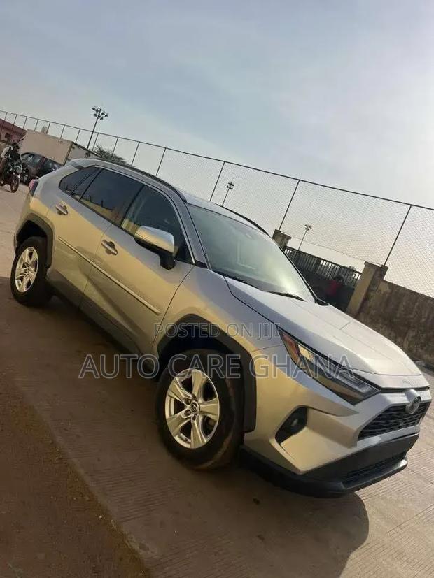 Toyota RAV4 XLE 2021 Beige