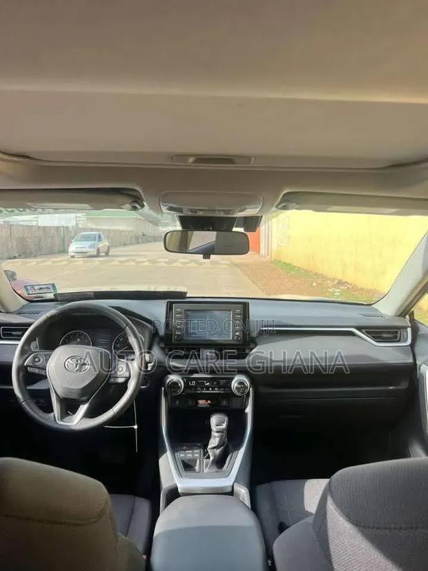Toyota RAV4 XLE 2021 Beige