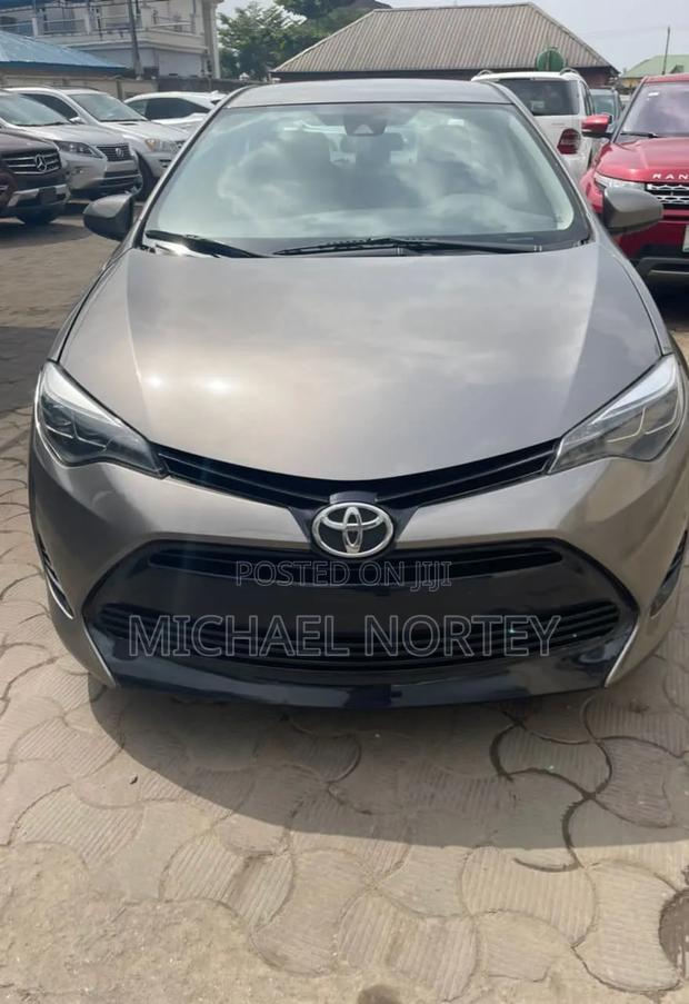 Toyota Corolla LE (1.8L 4cyl 2A) 2018 Gray