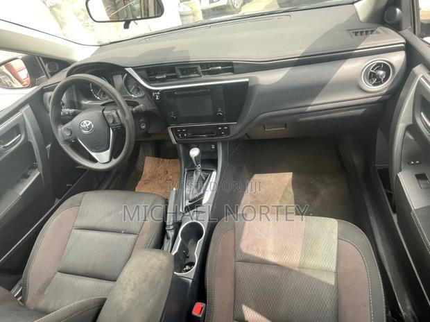 Toyota Corolla LE (1.8L 4cyl 2A) 2018 Gray