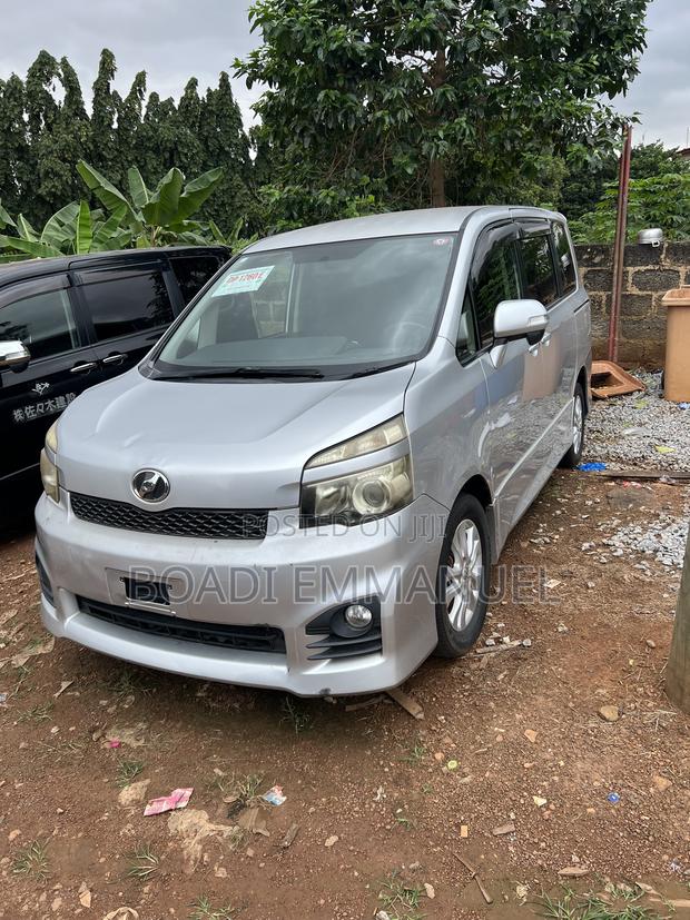 Toyota Voxy 2012 Silver