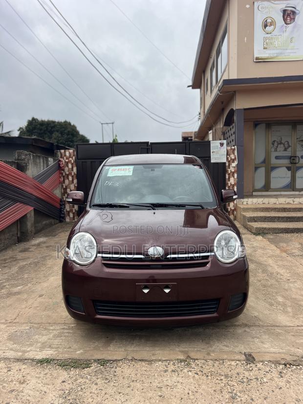 Toyota Sienta 1.5 FWD 2012 Burgundy