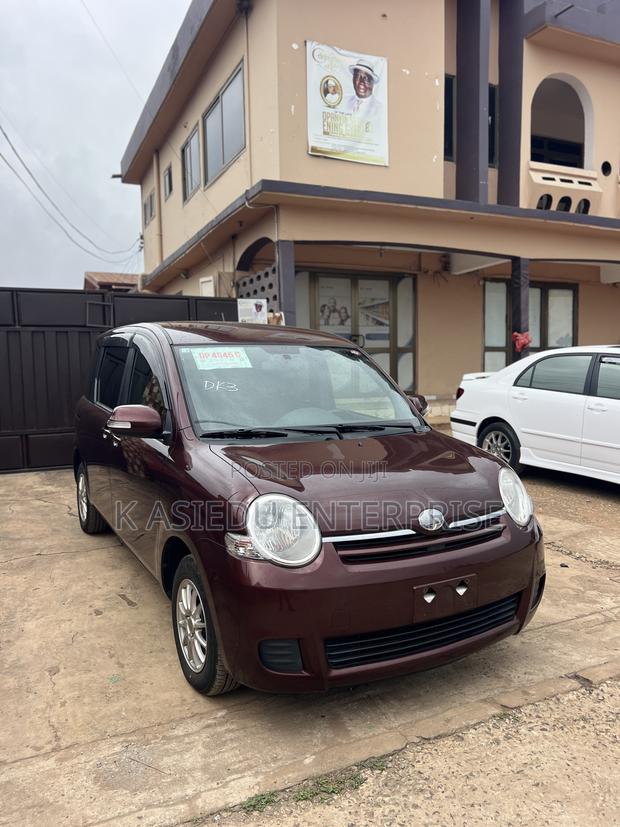 Toyota Sienta 1.5 FWD 2012 Burgundy