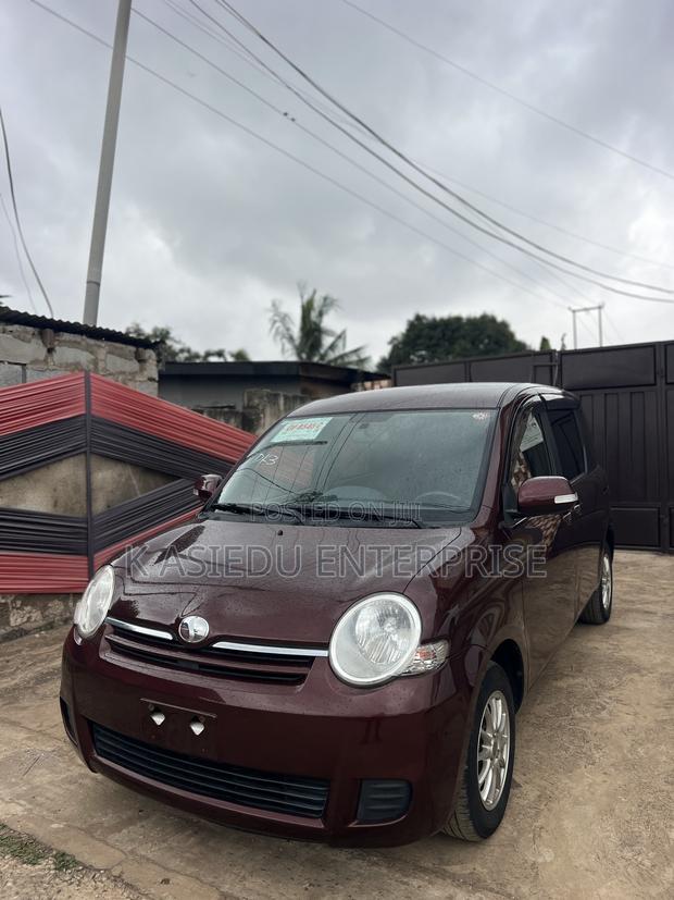 Toyota Sienta 1.5 FWD 2012 Burgundy