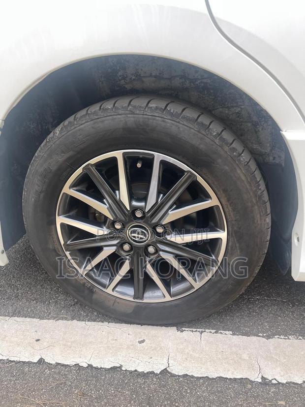 Toyota Voxy V 2WD 8-Seater 2015 White