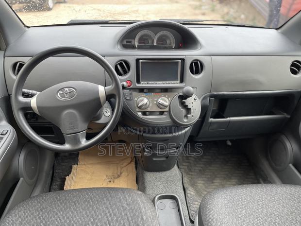 Toyota Sienta 1.5 AWD 2012 Maroon