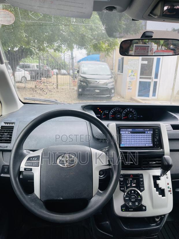 Toyota Voxy X L Edition 2WD 8-Seater 2012 Gray