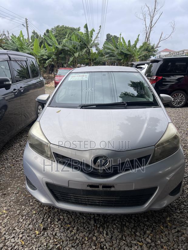 Toyota Vitz 1.3 FWD 5dr 2013 Silver