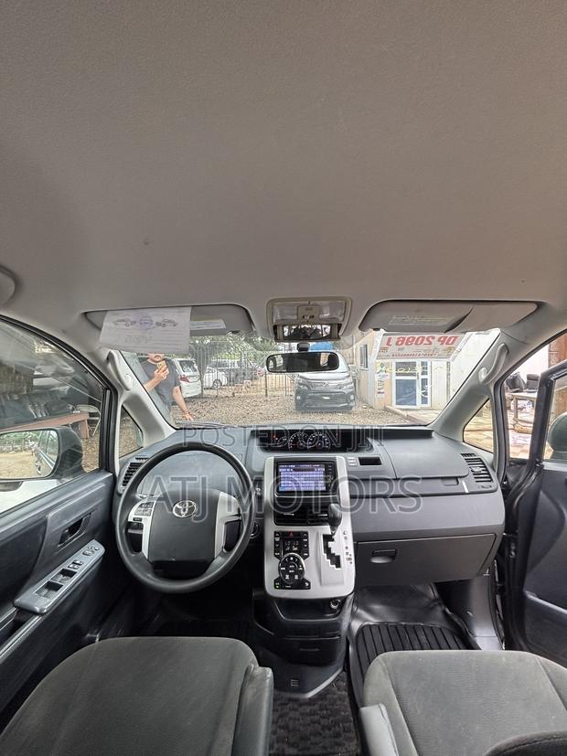 Toyota Voxy 2012 Gray