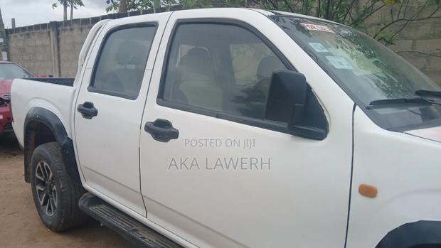 Isuzu D-MAX 2002 White