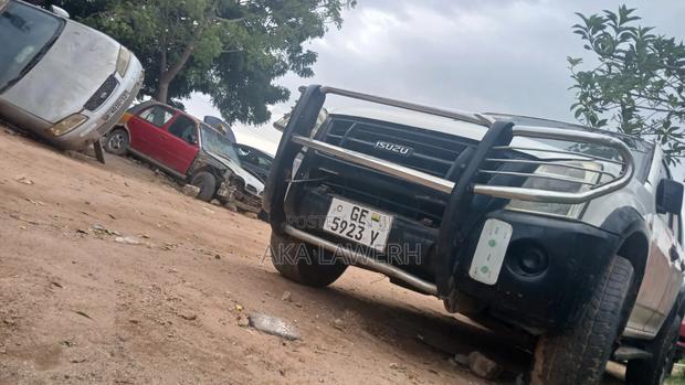 Isuzu D-MAX 2002 White