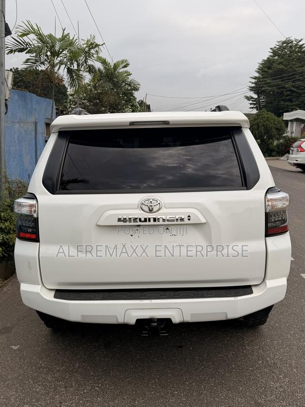 Toyota 4-Runner SR5 2021 White