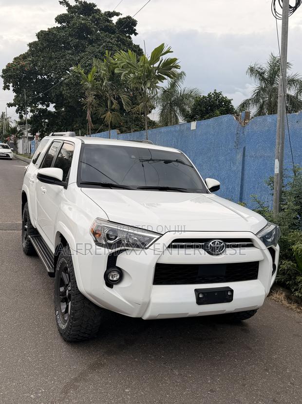 Toyota 4-Runner SR5 2021 White