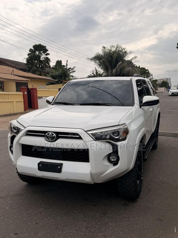 Toyota 4-Runner SR5 2021 White