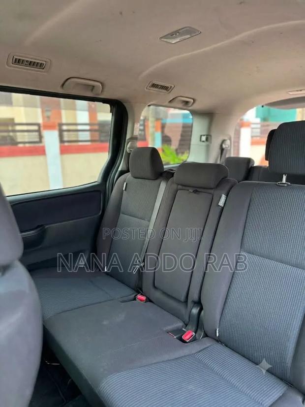 Toyota Noah 2.0 FWD (8 Seater) 2015 Silver