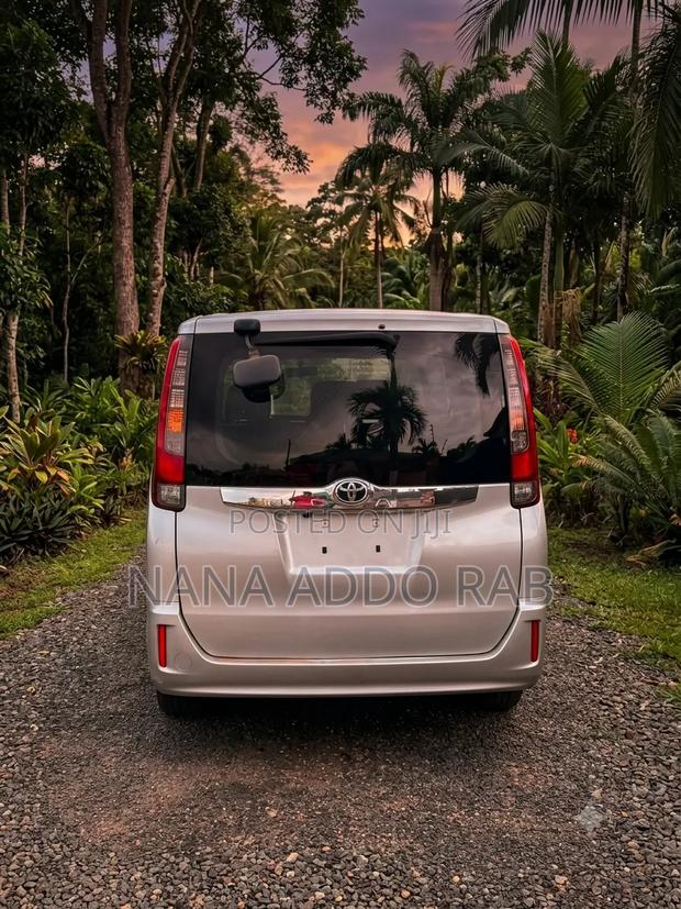 Toyota Noah 2.0 FWD (8 Seater) 2015 Silver
