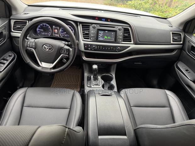 Toyota Highlander LE 4x2 (2.7L 4cyl 6A) 2018 White