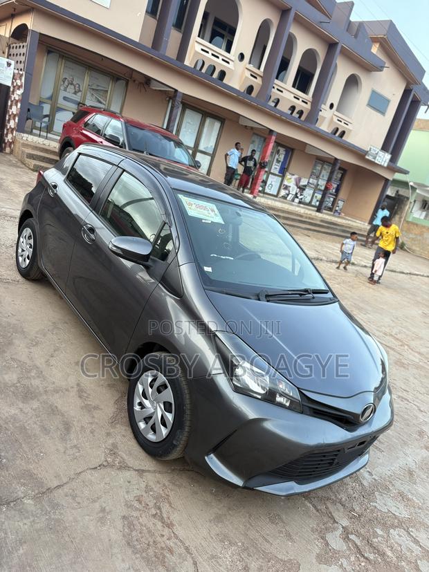 Toyota Vitz 1.3 FWD 5dr 2015 Gray