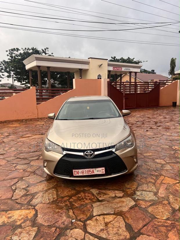 Toyota Camry SE 4dr Sedan (2.5L 4cyl 6A) 2015 Gold
