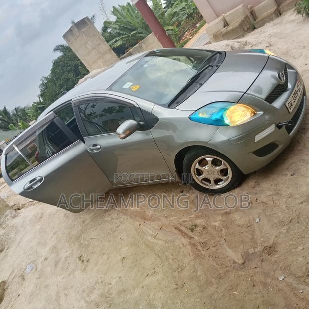 Toyota Vitz 1.3 AWD 3dr 2010 Gray