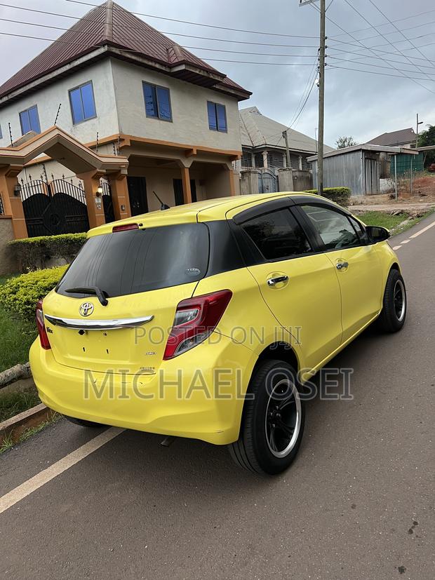 Toyota Vitz 1.5 FWD 5dr 2015 Yellow