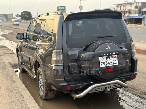 Mitsubishi Pajero 2011 Gray