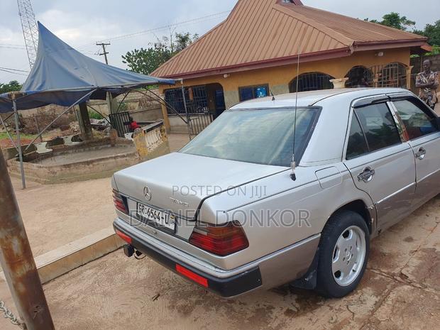 Mercedes-Benz 220E 1995 Gray