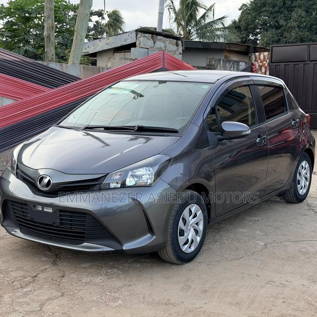 Toyota Vitz 1.3 FWD 5dr 2015 Gray