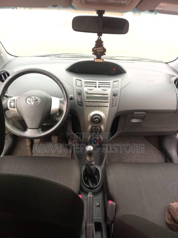 Toyota Yaris 2010 Gray