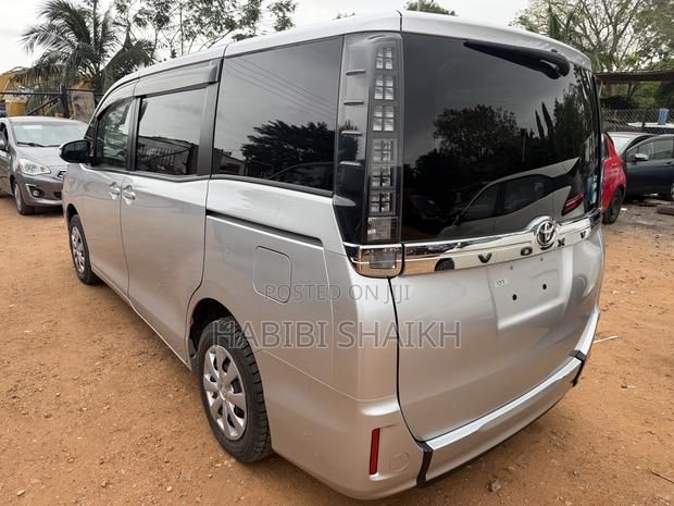 Toyota Voxy ZS 2WD 8-Seater 2014 Silver