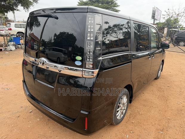 Toyota Voxy ZS 2WD 8-Seater 2014 Black