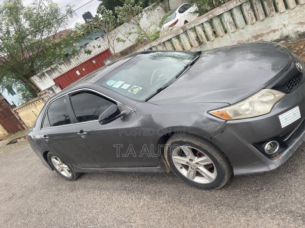 Toyota Camry SE 4dr Sedan (2.5L 4cyl 6A) 2014 Gray