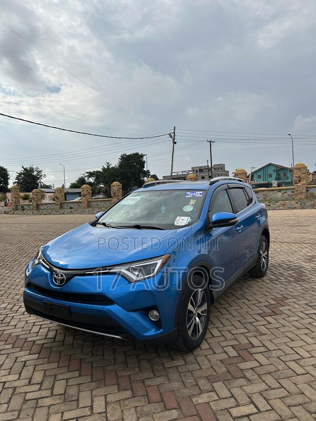 Toyota RAV4 XLE AWD (2.5L 4cyl 6A) 2016 Blue