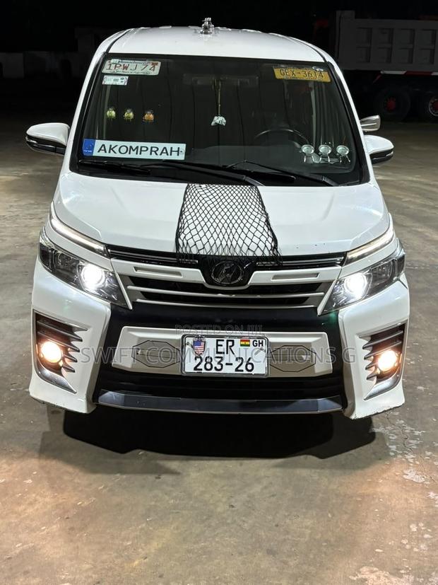 Toyota Voxy X 4WD 8-Seater 2016 White