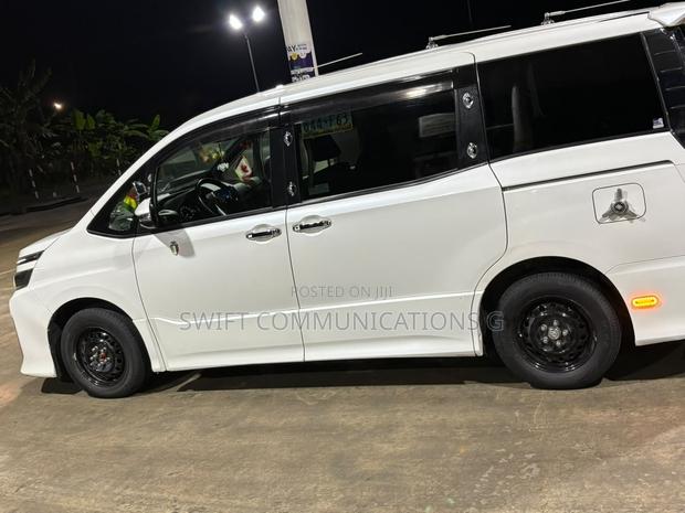 Toyota Voxy X 4WD 8-Seater 2016 White