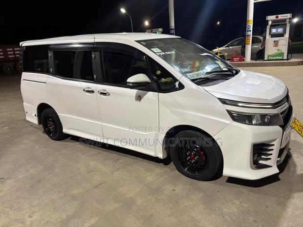 Toyota Voxy X 4WD 8-Seater 2016 White