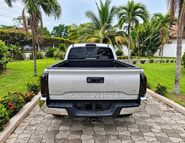 Toyota Tacoma 2022 Silver