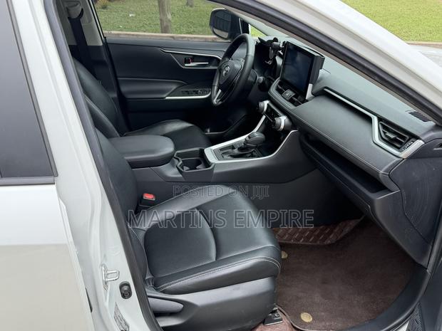 Toyota RAV4 XLE 2022 Black